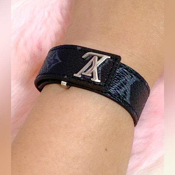 COPY - COPY - Louis Vuitton Slim Leather Bracelet Adjustable
Size - Picture 7 of 12